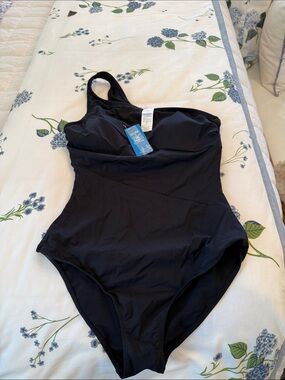 Cupshe Black One-Shoulder Sculpting One-Piece Swimsuit. Size Medium